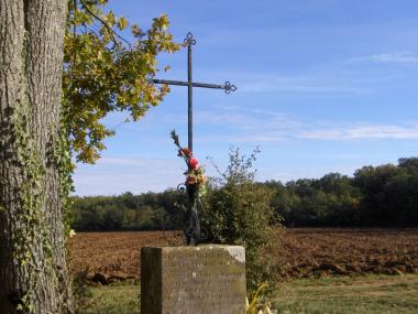 Un bouquet sous la croix